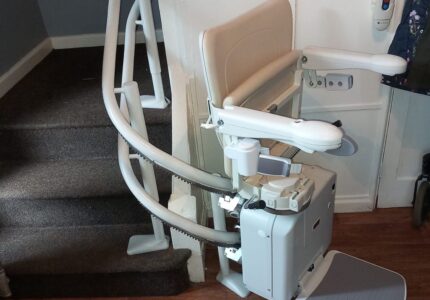 instalación plataforma elevadora curvas escaleras casado